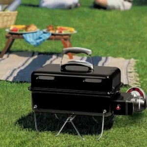 Barbecue de type Weber gaz Anywhere (sans repas). Une cartouche de gaz à visser CG1750 est comprise (valable 1 repas). La location du barbecue n'est pas nécessaire lors de la commande de repas brochettes.