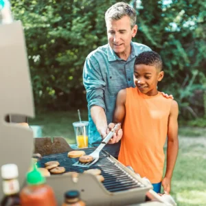 Repas barbecue enfant (sélectionnez nb d'enfants) : Brochette de poulet Paquet de chips Fromage Donuts à la fraise 1 jus d’orange  (Le barbecue gaz est fourni à partir de 2 repas commandés).