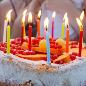 Anniversaire : gâteau à partager et jus de fruits